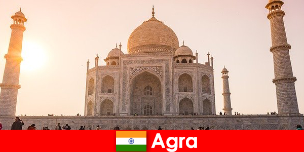 आगरा भारत में प्रभावशाली महल परिसरों छुट्टियों के लिए एक यात्रा टिप है