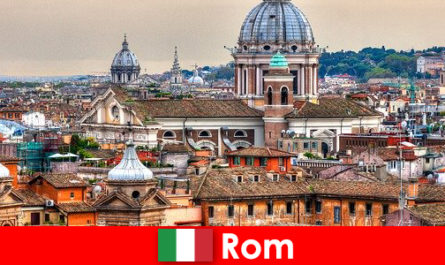 रोम कॉस्मोपॉलिटन शहर कई चर्चों और चैपल के साथ विदेशियों के लिए संपर्क का एक बिंदु