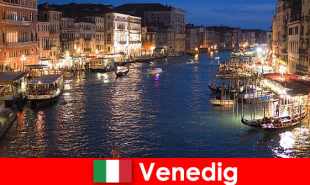 वेनिस गोंडोला और उसके कई कला खजाने के साथ एक शहर