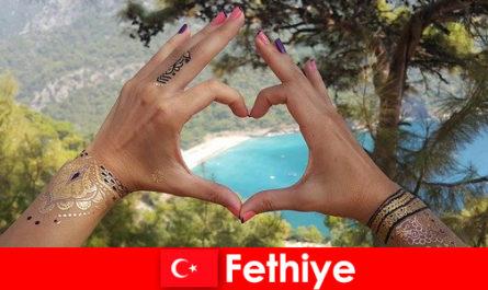 युवा और बूढ़े हमेशा एक सपना के लिए तुर्की Fethiye में समुद्र तट छुट्टियां
