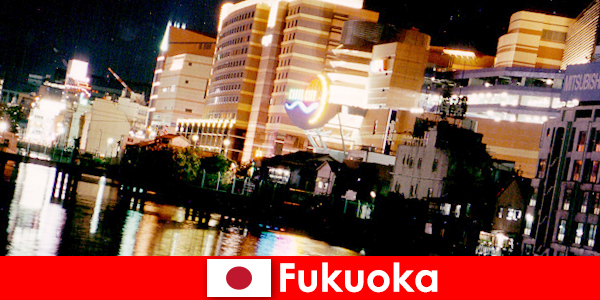 फुकुओका कई नाइटक्लब, नाइटक्लब या रेस्तरां छुट्टियों के लिए एक शीर्ष बैठक जगह है