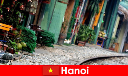 हनोई संकीर्ण सड़कों और ट्राम के साथ वियतनाम की आकर्षक राजधानी है