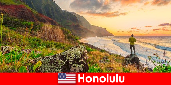 होनोलुलु समुद्र तटों, समुद्र, कल्याण और मनोरंजन छुट्टियों के लिए सूर्यास्त के लिए जाना जाता है