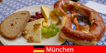 बियर, संगीत, लोक नृत्य और क्षेत्रीय व्यंजनों के साथ जर्मनी म्यूनिख के लिए एक सांस्कृतिक यात्रा का आनंद लें