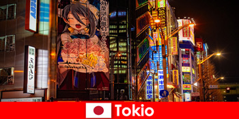 टोक्यो में युवा पर्यटकों के लिए जापानी मंगा की दुनिया में विसर्जित