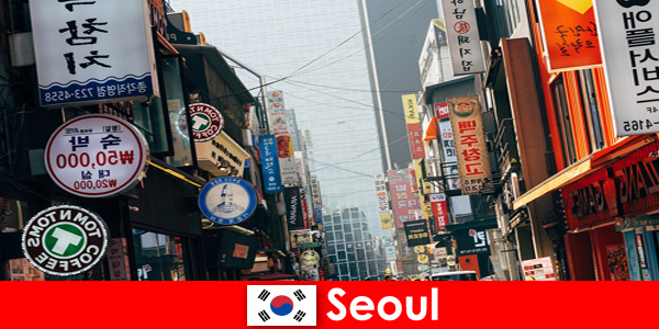कोरिया में सियोल रात पर्यटकों के लिए रोशनी और विज्ञापन के रोमांचक शहर