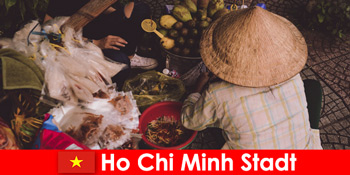 विदेशियों हो ची मिंह सिटी वियतनाम में खाद्य स्टालों की विविधता की कोशिश