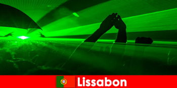 लिस्बन पुर्तगाल में युवा पार्टी पर्यटकों के लिए समुद्र तट पर लोकप्रिय डिस्को शाम