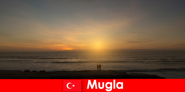प्यार में दिल पर्यटकों के लिए सुरम्य खण्ड के साथ मुगला तुर्की में ग्रीष्मकालीन यात्रा