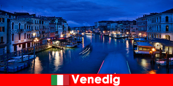 इटली वेनिस आकर्षक नाव यात्राओं पर एक यात्रा साथी के रूप में भावुक महिलाओं