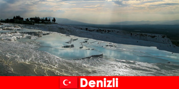 डेनिज़ली तुर्की के हीलिंग थर्मल स्प्रिंग्स में पर्यटकों के लिए स्पा छुट्टी