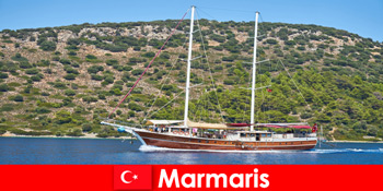 Marmaris तुर्की में लोकप्रिय नाव पर्यटन के साथ युवा पर्यटकों के लिए छुट्टी यात्रा