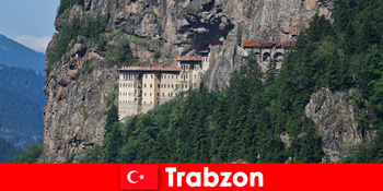 ट्राबजोन तुर्की में प्राचीन मठ खंडहर उत्सुक पर्यटकों को यात्रा करने के लिए आमंत्रित