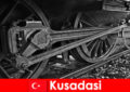 शौक पर्यटकों कुसादसी तुर्की में पुराने इंजनों के खुले हवा संग्रहालय की यात्रा