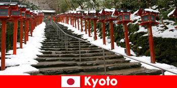 स्पा छुट्टियों के लिए क्योटो जापान में सुंदर शीतकालीन दृश्यों