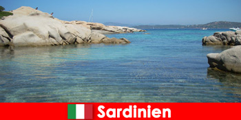 सार्डिनिया इटली विदेशियों के लिए समुद्री समुद्र तट और शुद्ध सूर्य प्रदान करता है