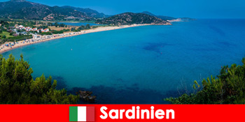 शानदार समुद्र तटों सार्डिनिया इटली में पर्यटकों का इंतजार
