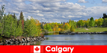 कैलगरी कनाडा खेल-प्रेमी पर्यटकों के लिए बाइक पर्यटन और स्वस्थ भोजन प्रदान करता है