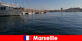 मार्सिले फ्रांस के बंदरगाह पर पर्यटकों के लिए स्वादिष्ट भूमध्य भोजन का आनंद लें