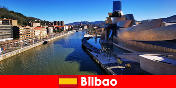 बिलबाओ गर्मियों में बाइक हॉलिडेमेकर्स द्वारा स्पेन का अन्वेषण करें