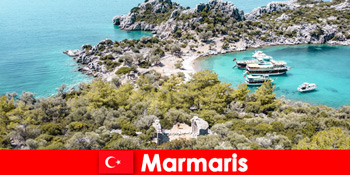 सूर्य समुद्र तट और नीले रंग की यात्रा Marmaris तुर्की में छुट्टियों का इंतजार