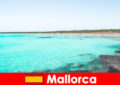 मल्लोर्का स्पेन में तैरने के लिए शानदार खाड़ी और क्रिस्टल साफ़ पानी