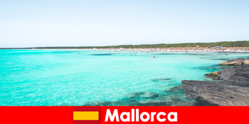 मल्लोर्का स्पेन में तैरने के लिए शानदार खाड़ी और क्रिस्टल साफ़ पानी