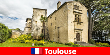 टूलूज़ फ़्रांस में छुट्टियां मनाने वाले लोग इतिहास और आधुनिकता का अनुभव करते हैं