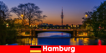 जर्मनी में हैम्बर्ग पर्यटकों को नहरों के शहर में आमंत्रित करता है